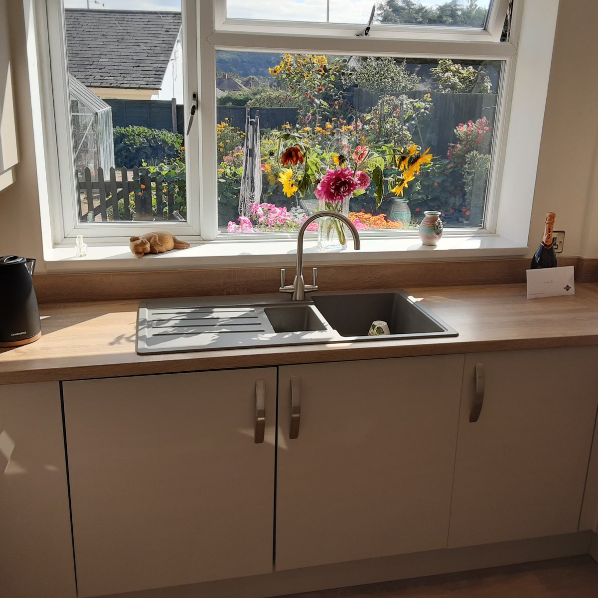 thekitchendepot's tweet image. Browse our magnificent new Linea range online now👉  bit.ly/2RclPkH

The Ellis family discovered Linea and now they love their wonderful new Cashmere Gloss kitchen. An amazing effort by designer Ollie and the fantastic fitting team #TheKitchenDepot #glosskitchen #kitchen