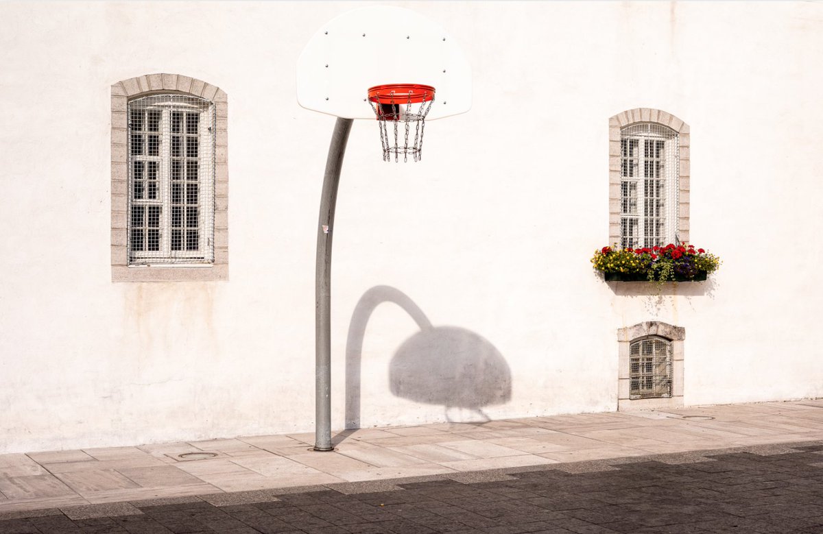 The Print Swap Audience Prize Contender: “In the courtyard" by Paul Lewis theprintswap.com/vote/2021/10/2…