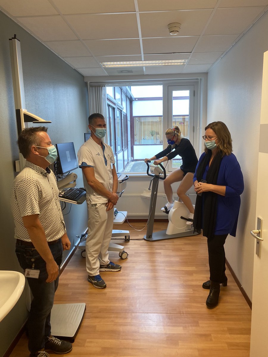 HugoOuwendijk's tweet photo. Samen met @aukjedevries VVD op werkbezoek bij @nijsmellinghe In dit ziekenhuis begeleiden fysiotherapeuten patiënten fysiek en mentaal zodat zij fitter een operatie in gaan. Dat leidt tot 50% minder kans op complicaties. @KNGF_Fysio. Kngf in de regio. https://t.co/0qZQXYliah