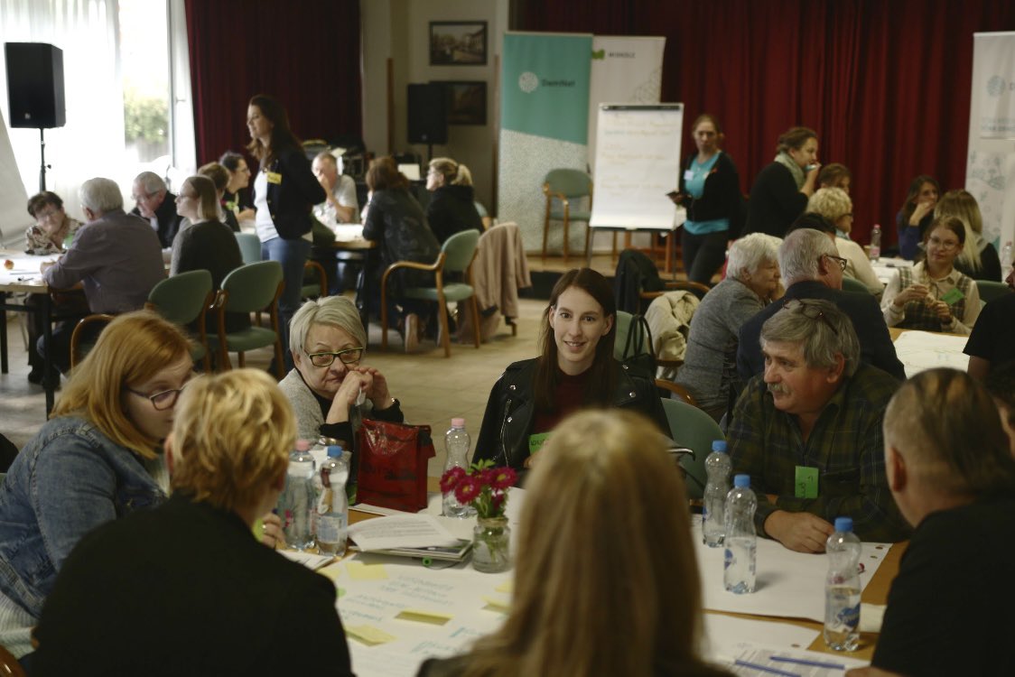 DemNetHungary's tweet image. No time to rest. Participants at the #citizensassembly in #Miskolc are getting ready to sum up their recomendations for improving #airquality.