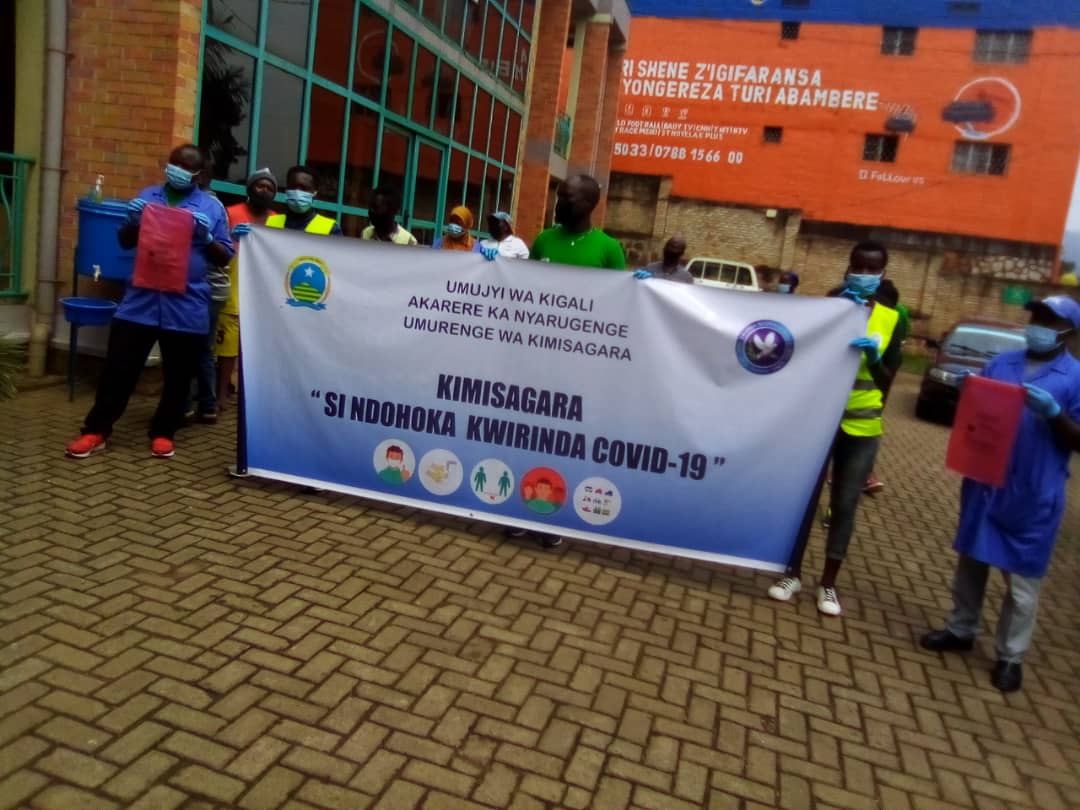 kimisagaraRyvcp's tweet photo. #YouthVolunteers @Kimisagara_Sect,ES w'Umurenge,Umukozi ushinzwe isuku @Nyarugenge,Abayobozi mu nzego zibanze twakoze igikorwa cyo gukusanya udupfukamunwa twakoze  tudushyirwa ahabugenewe,dusukura ruhurura, basabwa kuhagirira isuku no gukomeza kwirinda COVID-19.
#VolunteersMonth https://t.co/uYoxB2ciBq