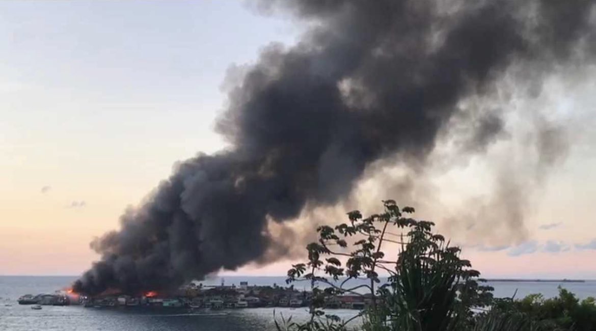 DianaCBorden's tweet photo. Hola a todos/as, les pido Oraciones para La Isla de Guanaja. Yo crecí allí, es mi hogar, y ahorita hay un incendio en el cayo que se ha llevado más de 20 casas y se sigue propagando. Porfavor ayudemos con oraciones para que ese incendio pronto se apague.😭🙏🏻 https://t.co/1iK8lTOBVt