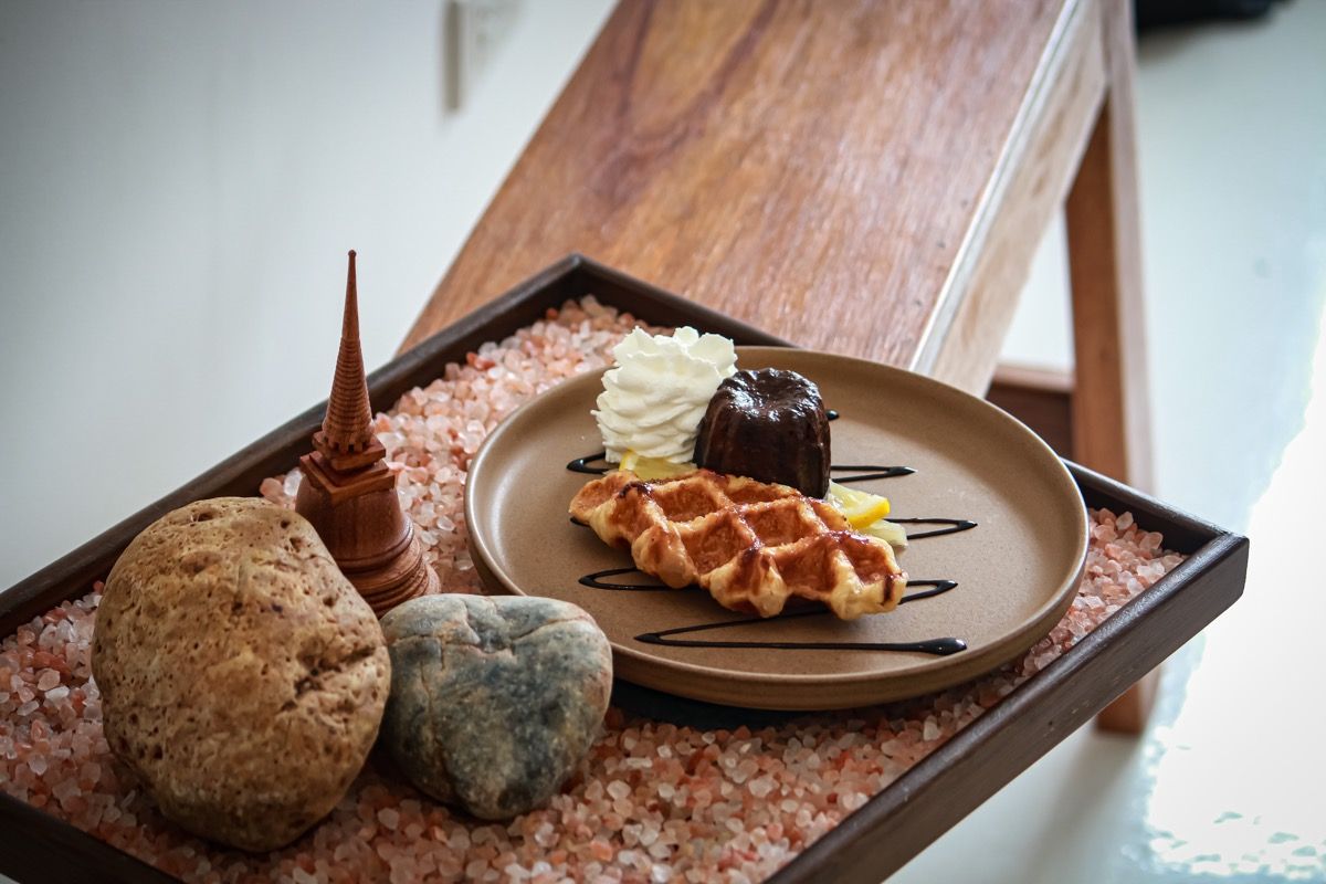 BESTEREATS's tweet photo. ร้านโทนสีขาว สบายตา เงียบ บาริสต้าน่ารัก เป็นกันเอง
เครื่องมือรสชาติโอเค เมนูแนะ jedi Latte ส่วนตัวชาเขียวก็ใช้ได้ ขนมก็อร่อยดีครับ
ร้าน JEDI Cafe & Bar
📍MRTสามยอด
✏️Phirtphibul Tea Thanathipchaikiart
อ่านเพิ่มhttps://t.co/ZiGjwdc7hD
#RettyTH #อร่อยไปแดก #รีวิวคาเฟ่ #อร่อย https://t.co/tk6Ud5OFMw