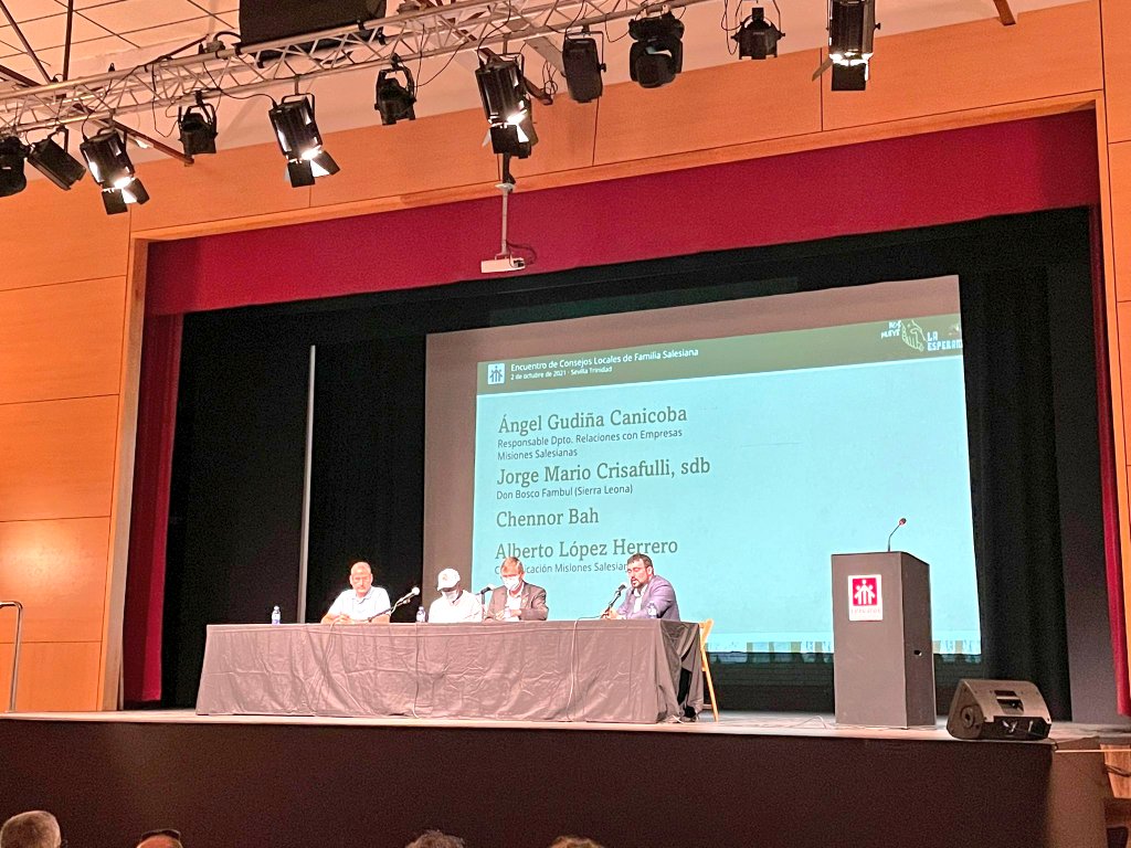 sscc_utrera's tweet photo. En la mañana de hoy, hemos participado en el Encuentro de Centros Locales de la Familia Salesiana celebrado en la Trinidad (Sevilla)

Hemos tenido la oportunidad de convivir, reflexionar y preparar este curso que se nos presenta. 

#NosmuevelaEsperanza
#Lossueñossehacenrealidad https://t.co/nz9zPDNVPE