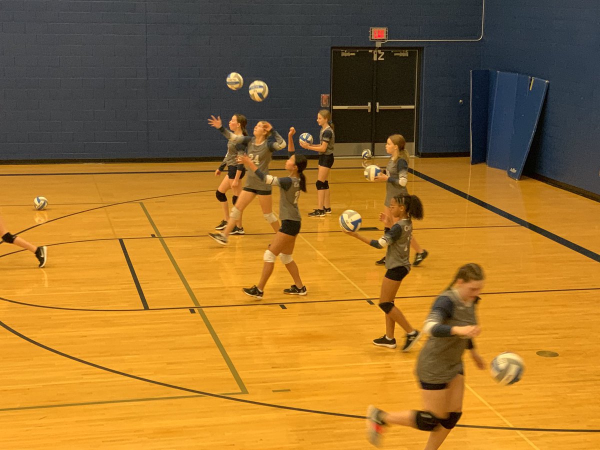 haymaker1965's tweet photo. Warming up for round one of the 7th City Tournament. Go Cougars! ⁦⁦@ITMSCougars⁩ https://t.co/BhsVsBs0YT