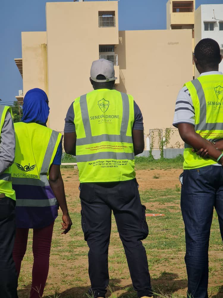 SNGLflyinglabs's tweet photo. Former les meilleurs, les plus compétents et les plus professionnels opérateurs de Drones et de Données en Afrique #kebetu  #Senegal  #Africa  #westafrica #drones #sendrone #flyinglabs @WeRobotics  @Ng_FlyingLabs https://t.co/OqS4i36rpS