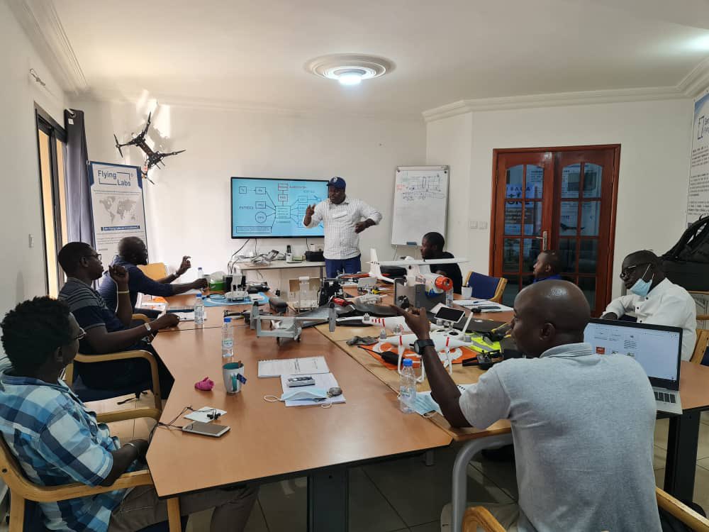SNGLflyinglabs's tweet photo. Former les meilleurs, les plus compétents et les plus professionnels opérateurs de Drones et de Données en Afrique #kebetu  #Senegal  #Africa  #westafrica #drones #sendrone #flyinglabs @WeRobotics  @Ng_FlyingLabs https://t.co/OqS4i36rpS