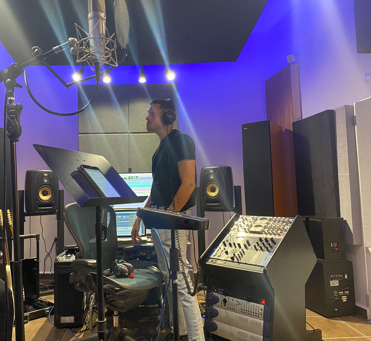 onisrodz's tweet photo. #studiotime https://t.co/KjvBzygd73