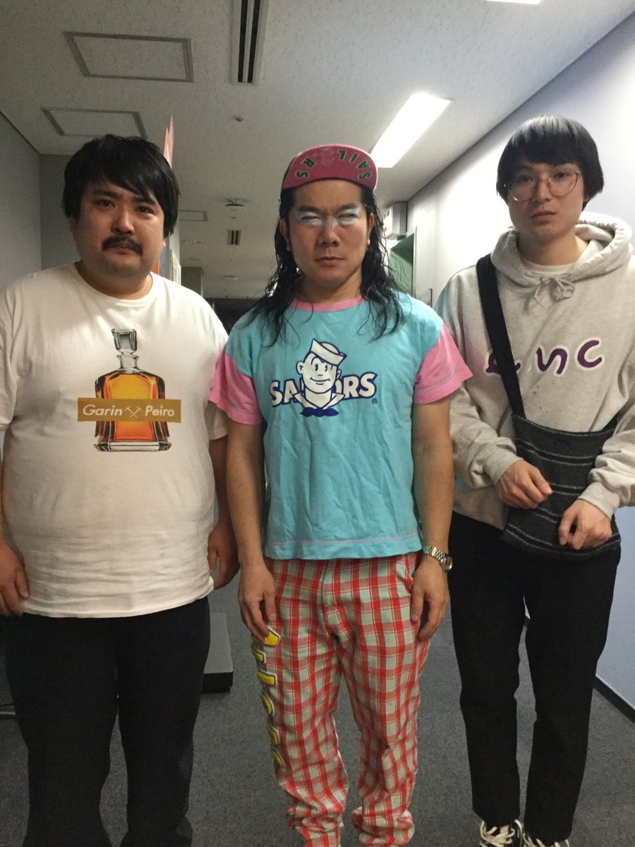 okiteporsche's tweet photo. 空気階段面白かった。もぐらさんがあの口調で出てくるともうダメ。本当は最初の年から面白かったのに点数が低かっただけだと思う。過去ツイ漁ったらそんなのが出てきた。今でもたまに「ジェネレーションズ！」ってあの口調で出る時がある。おめでとうございました！（自慢のための記念撮影貼り付け） https://t.co/wyNbrFG2AB