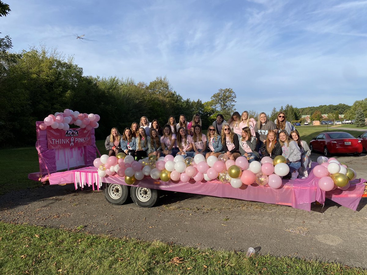 halliepauss's tweet photo. REPORTING LIVE from Main Street! Zeta Tau Alpha takes on the ONU Homecoming Parade! Can’t wait to see all the amazing floats! #onuhc21 #parade #schoolspirit https://t.co/aOob6ieDUt