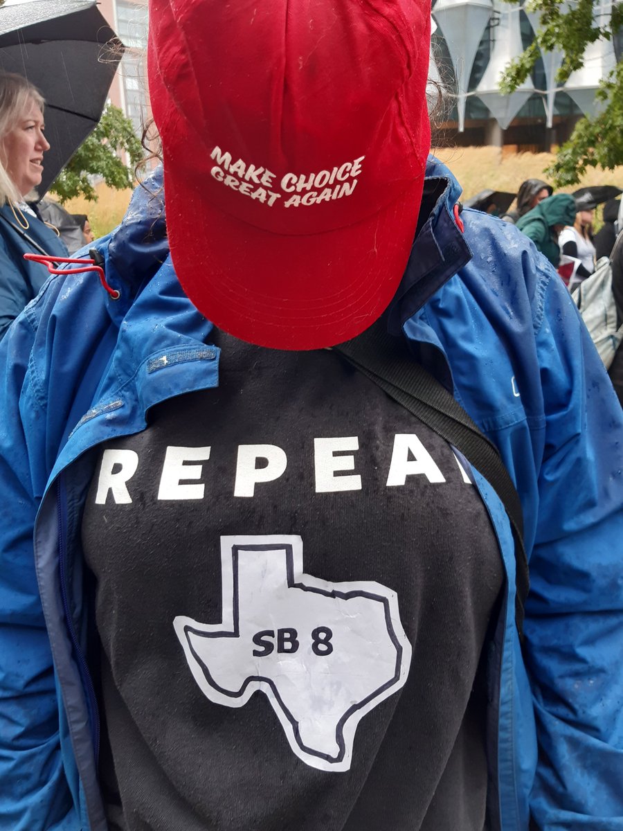 Outside the US embassy with @Abortion_Rights and @DrsforChoice_UK demonstrating in solidarity with everyone fighting #TexasAbortionLaw  
#MakeChoiceGreatAgain