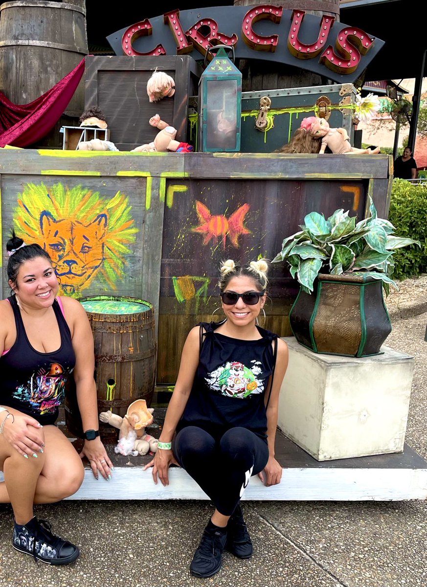 LilBrownieLive's tweet photo. We are totally in our happy place 🖤👻🎃 #HowlOScream #Tampa #Halloween #Besties #ThisIsOurShit https://t.co/x9MsVcnO4I