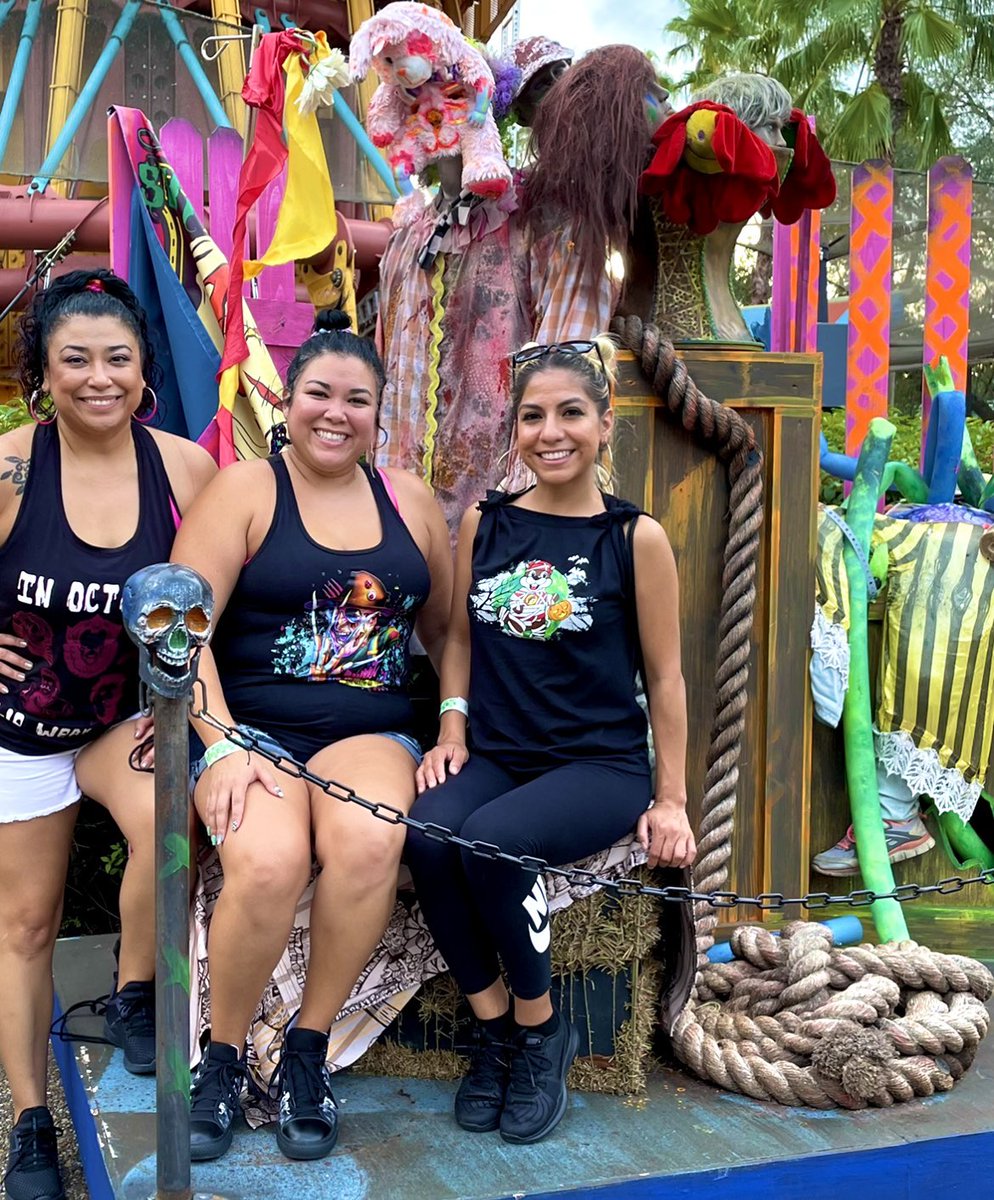 LilBrownieLive's tweet photo. We are totally in our happy place 🖤👻🎃 #HowlOScream #Tampa #Halloween #Besties #ThisIsOurShit https://t.co/x9MsVcnO4I