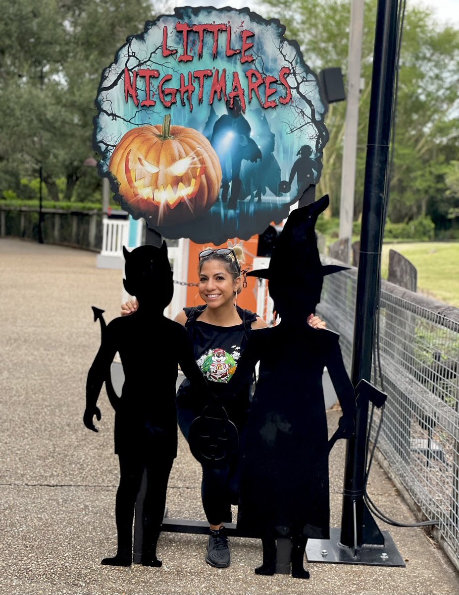 LilBrownieLive's tweet photo. We are totally in our happy place 🖤👻🎃 #HowlOScream #Tampa #Halloween #Besties #ThisIsOurShit https://t.co/x9MsVcnO4I