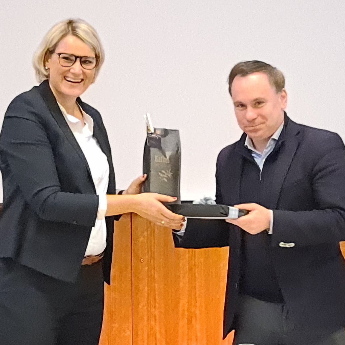 BZitzelsberger's tweet photo. #Vorstandssitzung der #CSU #Augsburg nach der #Bundestagswahl mit unserem Bundestagsabgeordneten Dr. Volker Ullrich, dem Bezirksvorsitzenden der CSU Schwaben Markus Ferber und CSU-Generalsekretär Markus Blume. #Wahlanalyse mit großer Offenheit. @BZitzelsberger @CSU_Pfersee hotel https://t.co/w0MBC0gd1F