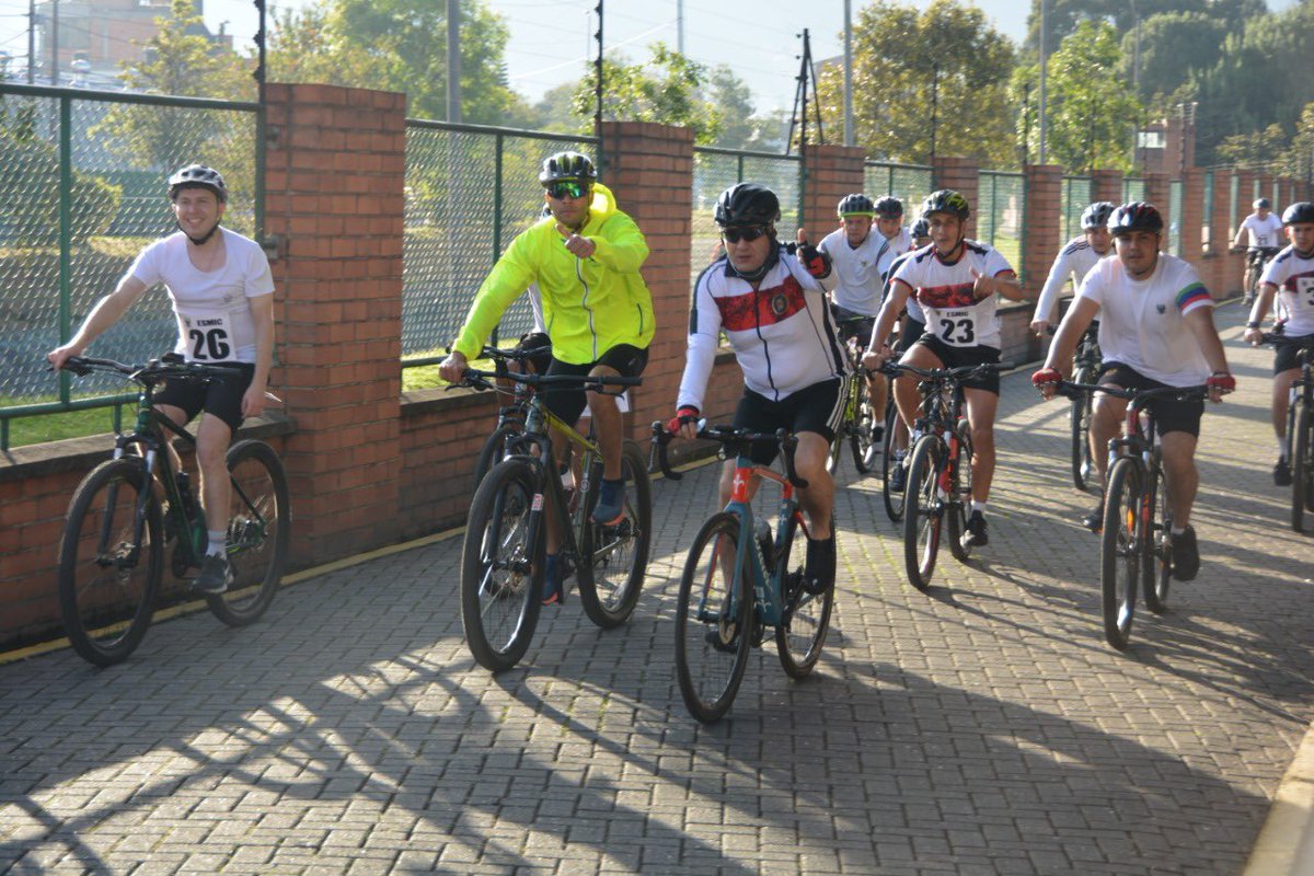 ESMIC_EJC's tweet photo. #Hoy Los profesionales Oficiales de Reserva quienes se forman en el primer curso de los POR, realizan triatlón en la #ESMIC que incluye tres disciplinas deportivas que deben ser culminadas demostrando por qué hacen parte de este selecto grupo. 
#VocaciónMilitar https://t.co/8PBKMQZ2Lj