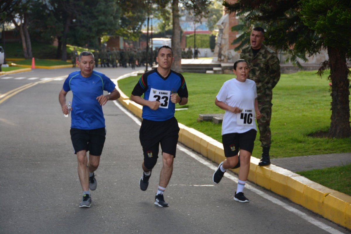 ESMIC_EJC's tweet photo. #Hoy Los profesionales Oficiales de Reserva quienes se forman en el primer curso de los POR, realizan triatlón en la #ESMIC que incluye tres disciplinas deportivas que deben ser culminadas demostrando por qué hacen parte de este selecto grupo. 
#VocaciónMilitar https://t.co/8PBKMQZ2Lj