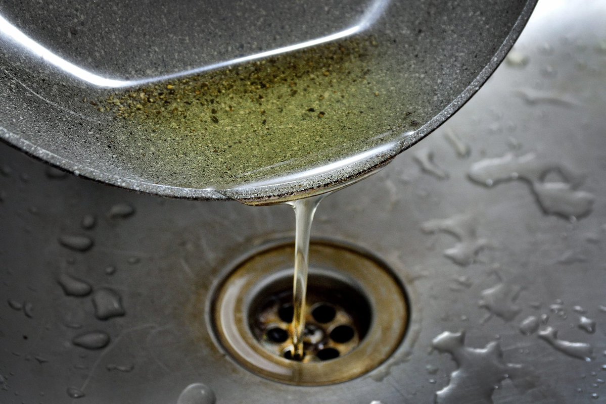 Lavaboya dökülmüş 1 litre kullanılmış yağ, 1 milyon litre içme suyunu yani 15 kişinin bir yıllık içme suyunu içilmez hale getiriyor.   

Farkındalık için lütfen paylaşalım.