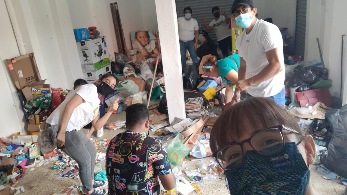 rafasolanoperez's tweet photo. Ayer @JUPV14 apoyó a AMANC a clasificar y a acomodar el material de reciclado para apoyar el tratamiento de niños con cáncer, si tienes tapitas, plástico en general o papel dónalo a AMANC, lo necesitan para seguir realizando su labor. #SoyJUPV #AprenderParaSerMejores #Veracruz https://t.co/H6C1nTjEa4