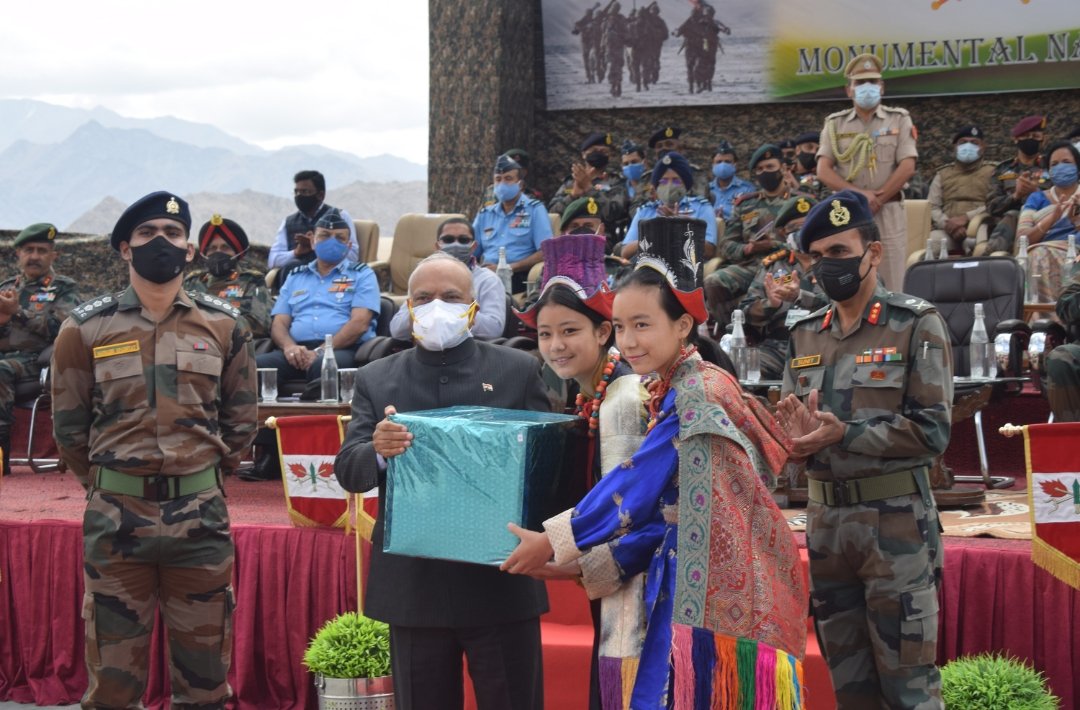PRODefSrinagar's tweet photo. #NationalFlag unfurled #Leh #FireandFuryCorps @2Oct21 by 
Shri #RKMathur LG of Ladakh to celebrate 152nd birth 
anniversary of #MahatmaGandhi &amp; 75thAnniversary of 
independence #AzadiKaAmritMahotsav @adgpi @SpokespersonMoD @NorthernComd_IA @lg_ladakh @MenonPgk @firefurycorps https://t.co/awpqhIlHfF