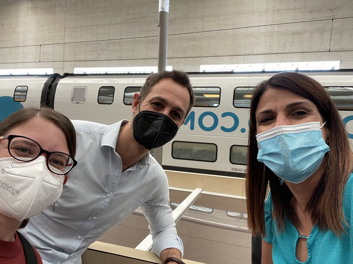 Por fin volvemos a las conferencias presenciales! Grandioso ver en persona a <a href="/cbalbas/">Cristina Balbas</a> y mi admirado <a href="/jaime_rdes/">Jaime Rodríguez de Santiago</a> en el #CongresoInnovaEduca. Muchas gracias <a href="/innoeducacion/">innoeducacion</a> por hacerlo posible!