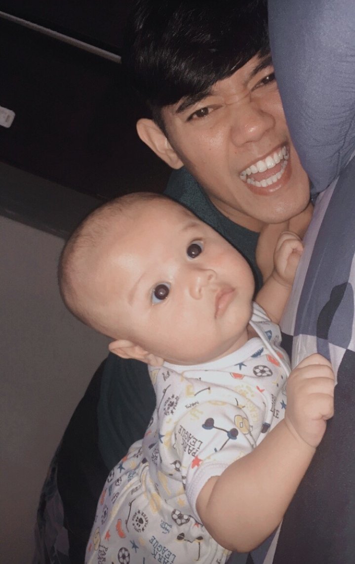 Senyuman kalian yang indah bagaikan candu, ingin terus kulihat walau dari jauh 🖤