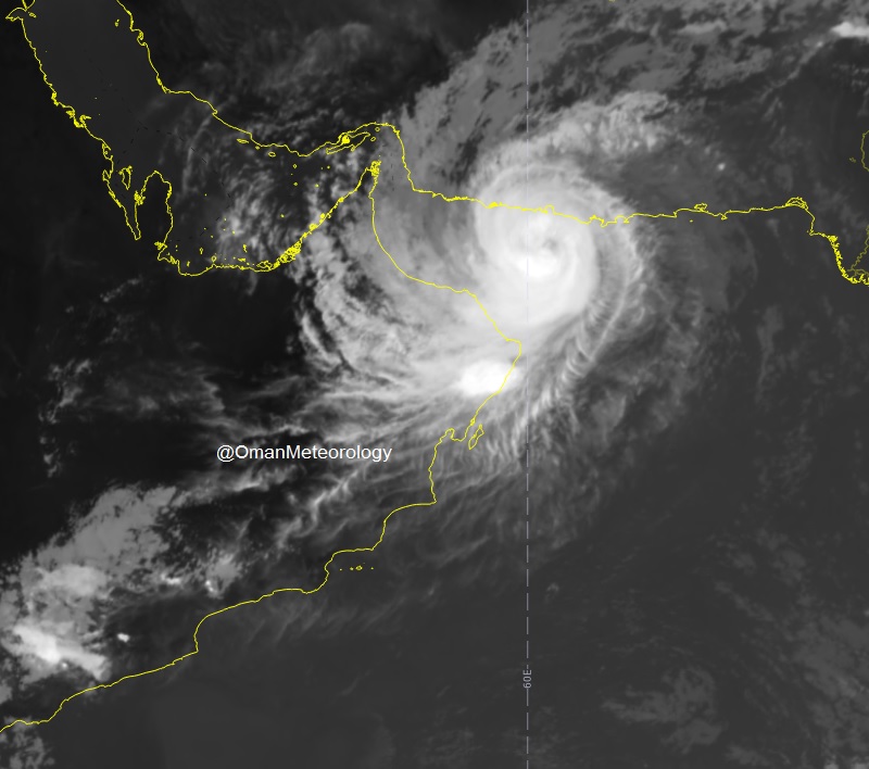 OmanMeteorology's tweet photo. تواصل تدفق السحب مع هطول أمطار متفرقة متفاوتة الغزارة على المناطق الساحلية مع استمرار تحرك الإعصار المداري #شاهین نحو سواحل بحر عُمان حيث بلغت سرعة تحرك الإعصار 8 عقد خلال الساعات الـ6 الماضية.
#بحر_عمان
#شاهین https://t.co/299evm6GED