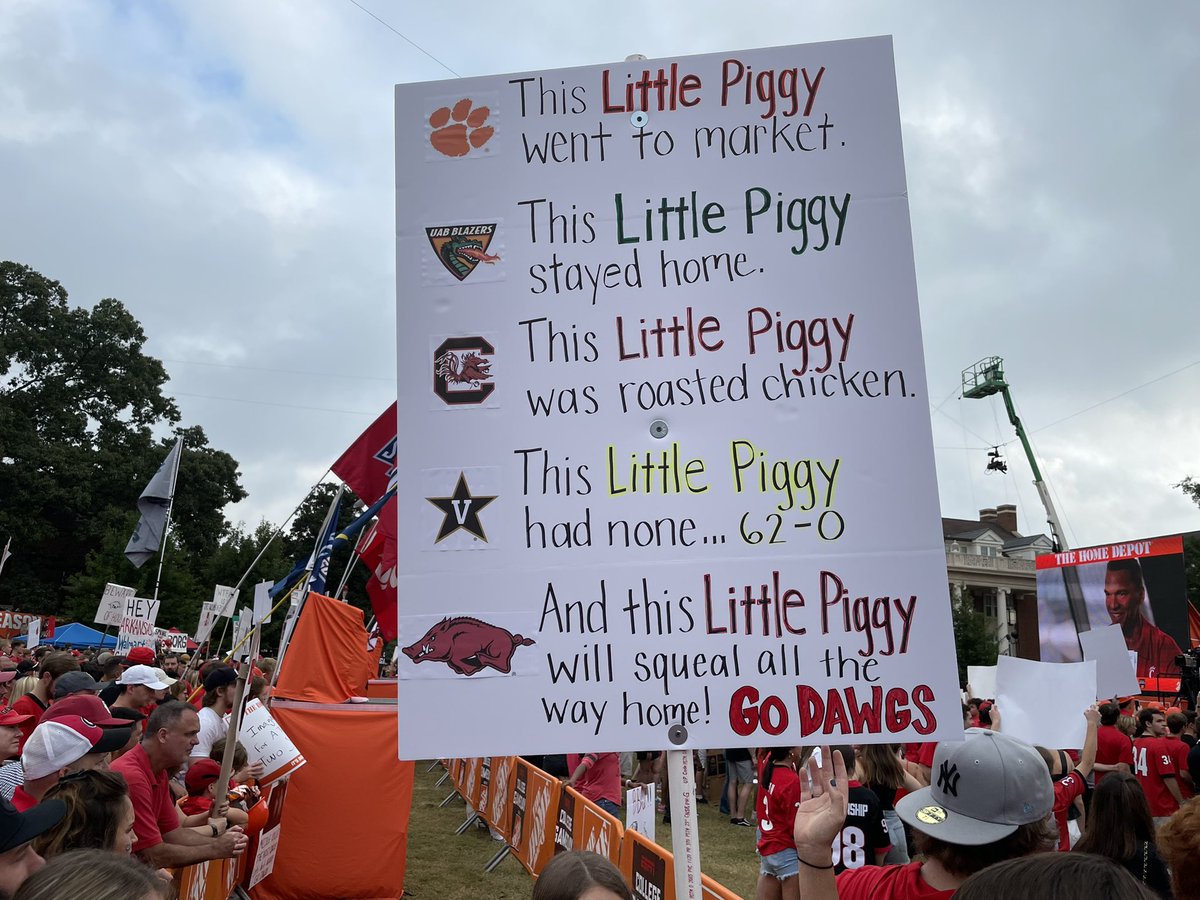 UGAfootballLive's tweet photo. Best Ark sign yet 

@CollegeGameDay @J_Shelton_ https://t.co/GysUGqkAKX