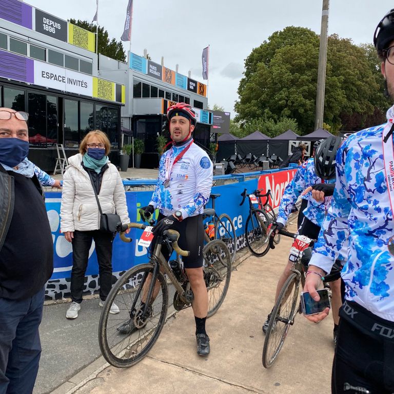 roubaix's tweet photo. On ressort le hashtag #AllezPapi 🔥 Cette année encore @jeancharleshuv et la Team @TissusPapi participent au #ParisRoubaixChallenge : 107 km au compteur... #BravoPapi 👏 #Roubaix
Photos : Erick Saudemont https://t.co/IoBi1XyUWl