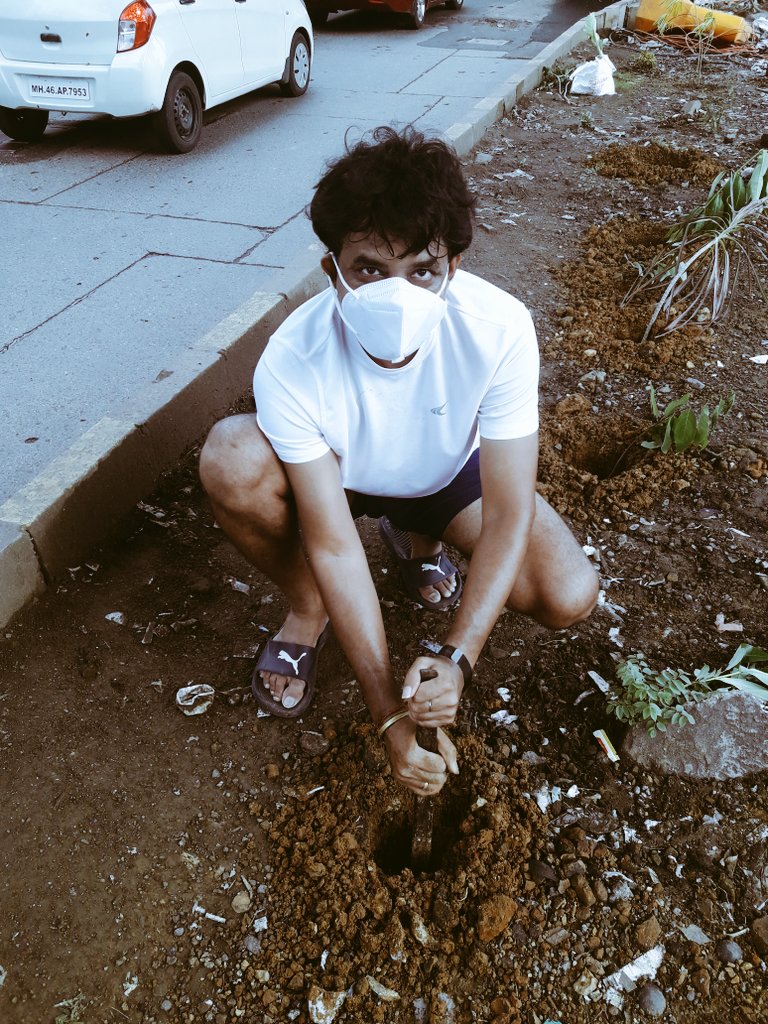 AshutoshSrijan's tweet photo. #2ndOctober Adding more plants in my drive🌱 #Plants4PlanetEarth
#Plantation in #Mumbai
Under flagship initiative of d #MithilaHouse & #ParamBinodNatureClub , plantation done by me as a tribute to the 2 great souls of Ma Bharati🇮🇳
#GandhiJayanti 🙏
#LalBahadurShastriJayanti 🙏 https://t.co/G8Y4ok1qlx