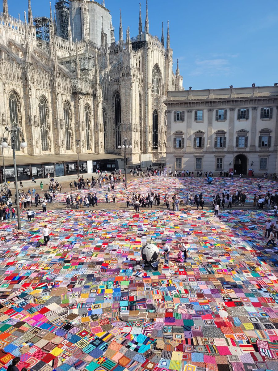 ⭐️WHAT AN AMAZING SIGHT &amp; A BRILLIANT STATEMENT⭐️

5000 hand knitted blankets in Duomo square today in Milan in support of women’s rights👏🏽👏🏽👏🏽😊