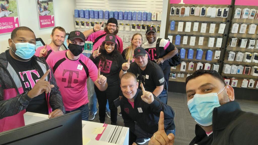 lspence23's tweet photo. Thank you @wwhiteheadiii and @Samir_fl for coming to Michigan and continuing to #LeadandInspire us to #CreateHappyCustomers and #WinTogether! #MidwestMagic @megan_llorens @RuckerAndrewJr @MagentaZT @stephmullins18 @christinagojcaj @DoreenDore @AliciaRichMetro https://t.co/u11dGkFVaq
