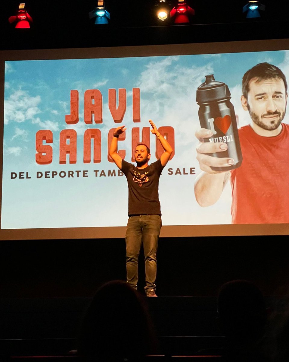 Hoy, en gente que se flipa… un lerdaco pillando wifi. 🤦🏻‍♂️😂 
Gracias por llenar los teatros. 🙏❤️