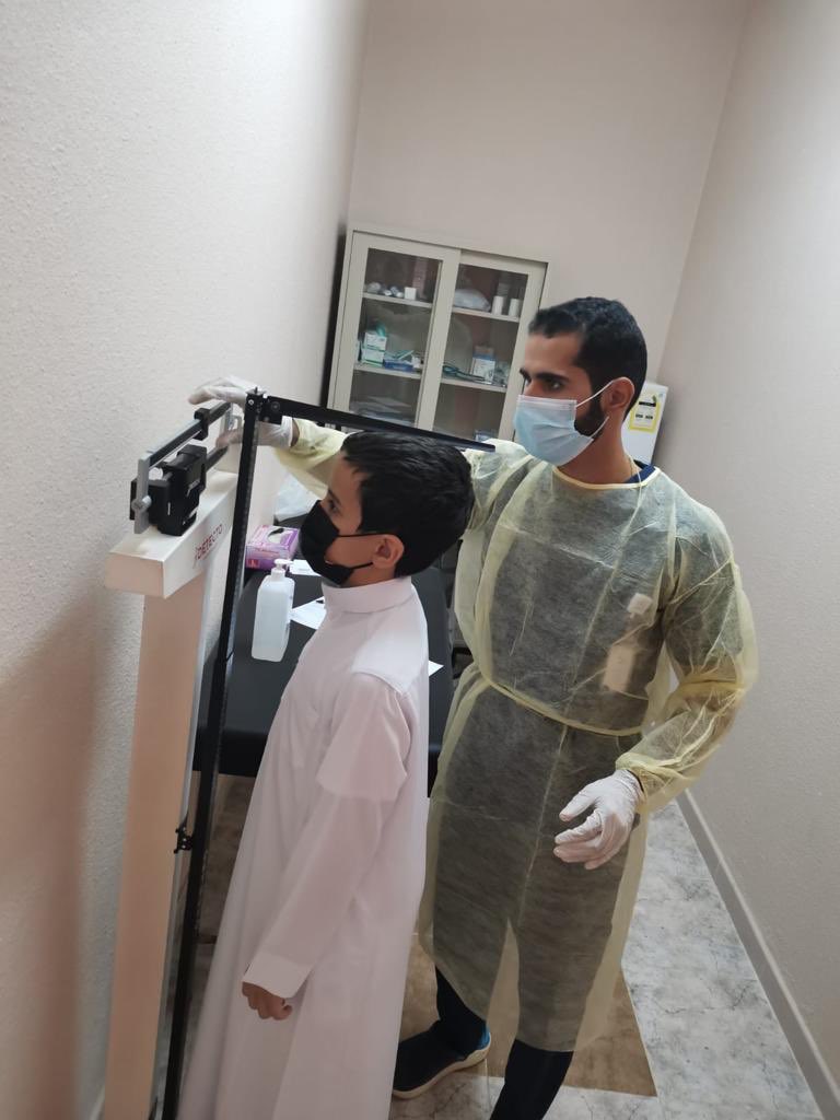 riyadh_educate's tweet photo. قام مركز صحي التويم بمشاركة فريق التمكين المجتمعي بفحص طلبة المدارس وقياس الوزن والطول مع الأخذ بتطبيق الاحترازات الوقائية الصحية https://t.co/rDCbVGpMJy
