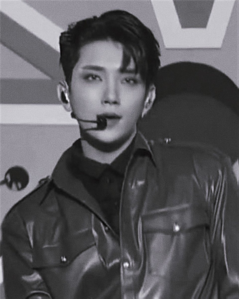 EBOYSHUA's tweet photo. HE’S ALWAYS SERVING #조슈아 https://t.co/eSJFlooEwg