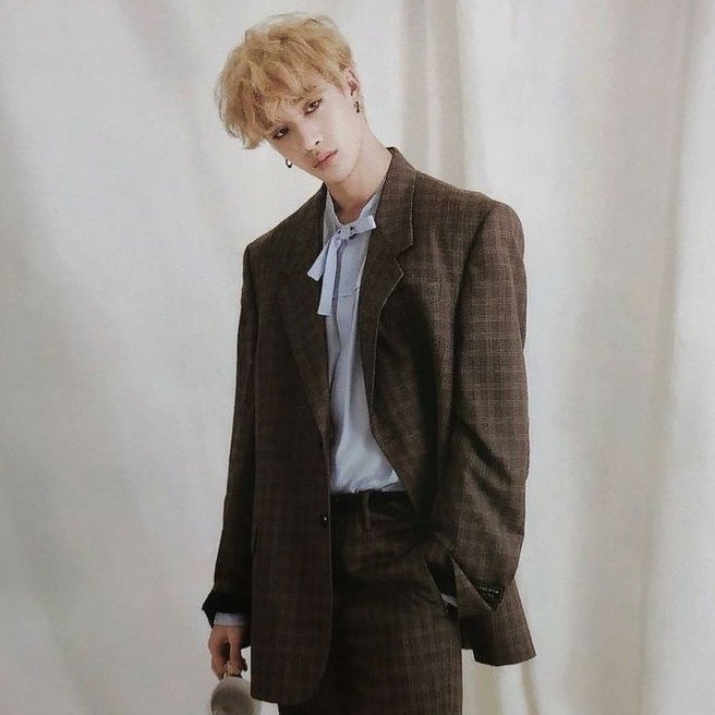 _changlix_'s tweet photo. brown outfit 🤎 https://t.co/OWm5uMzdEx