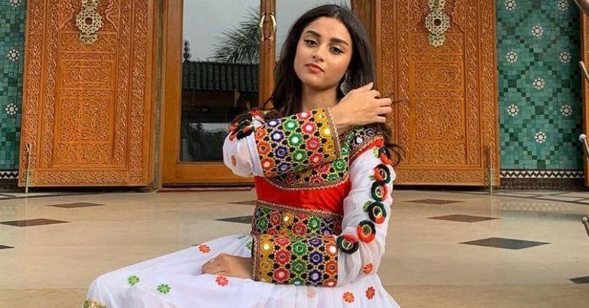 vogue_italia's tweet image. Gli incredibili vestiti tradizionali delle ragazze afghane diventano un'arma contro i talebani. Conoscete la campagna #DoNotTouchMyClothes ? vogue.it/news/article/d…