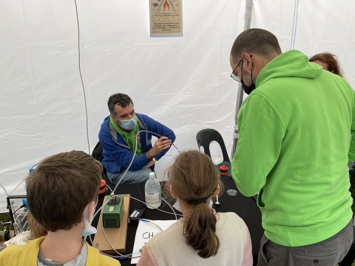 CNRS_HdF's tweet photo. Que faut-il dans l’air pour former un nuage ? Comment allumer une flamme ? On découvre la composition de ces deux éléments : l’air et le feu grâce aux chercheur·euse·s du #PC2A #VillageSciencesULille #FDS2021 https://t.co/GkyFH1EhvO