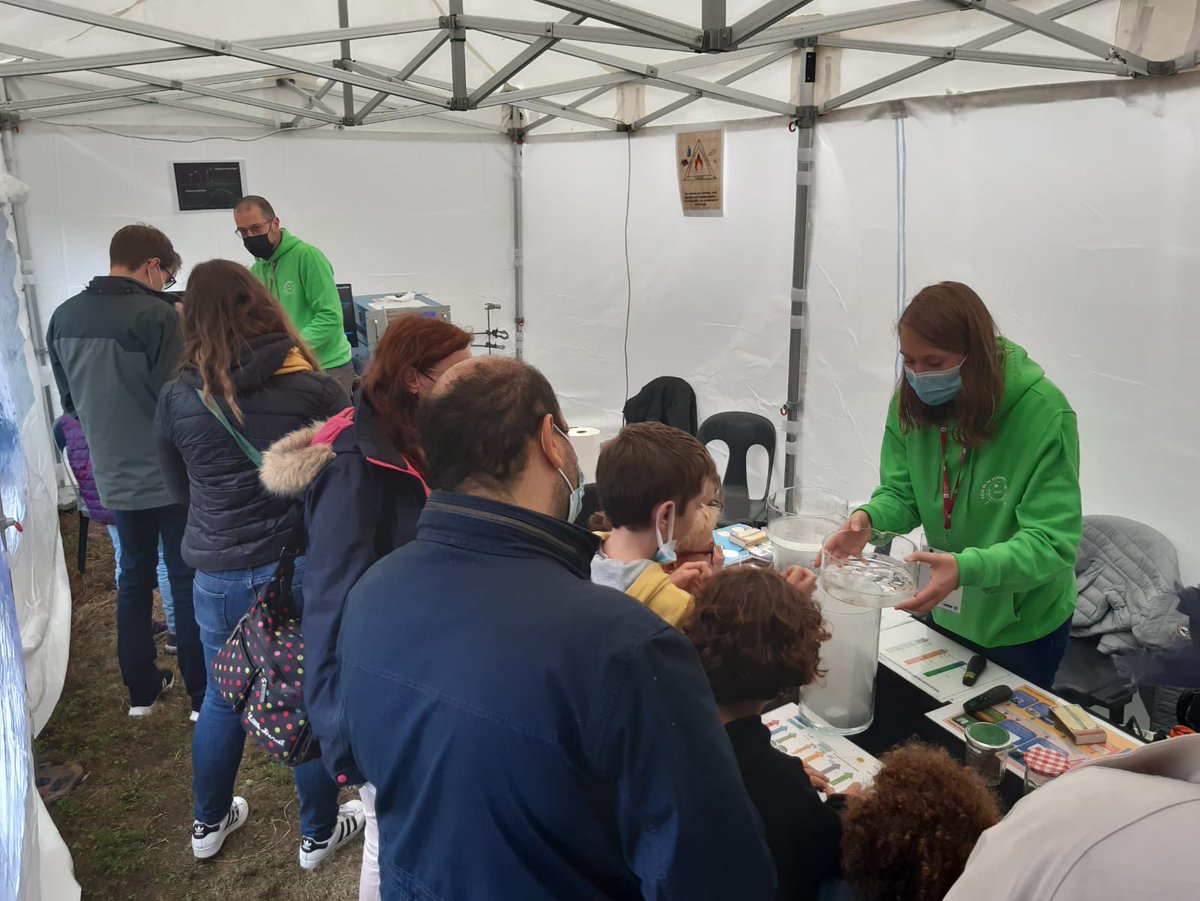 CNRS_HdF's tweet photo. Que faut-il dans l’air pour former un nuage ? Comment allumer une flamme ? On découvre la composition de ces deux éléments : l’air et le feu grâce aux chercheur·euse·s du #PC2A #VillageSciencesULille #FDS2021 https://t.co/GkyFH1EhvO