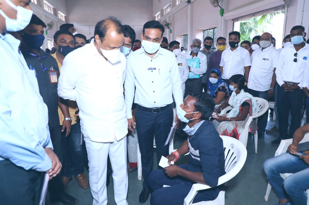 AjitPawarSpeaks's tweet photo. कामगार आयुक्त कार्यालय, महाराष्ट्र शासन आणि क्रेडाई महाराष्ट्र व क्रेडाई बारामती यांच्या संयुक्त विद्यमानं बांधकाम कामगारांसाठी आयोजित मोफत लसीकरण मोहिमेचा शुभारंभ आज करण्यात आला. ह्या स्तुत्य उपक्रमामुळे कामगार बांधवांना लसीकरणाचा लाभ घेता येईल. कोरोनापासून संरक्षण मिळवता येईल. https://t.co/WtklRti6Th