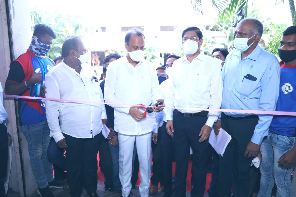 AjitPawarSpeaks's tweet photo. कामगार आयुक्त कार्यालय, महाराष्ट्र शासन आणि क्रेडाई महाराष्ट्र व क्रेडाई बारामती यांच्या संयुक्त विद्यमानं बांधकाम कामगारांसाठी आयोजित मोफत लसीकरण मोहिमेचा शुभारंभ आज करण्यात आला. ह्या स्तुत्य उपक्रमामुळे कामगार बांधवांना लसीकरणाचा लाभ घेता येईल. कोरोनापासून संरक्षण मिळवता येईल. https://t.co/WtklRti6Th