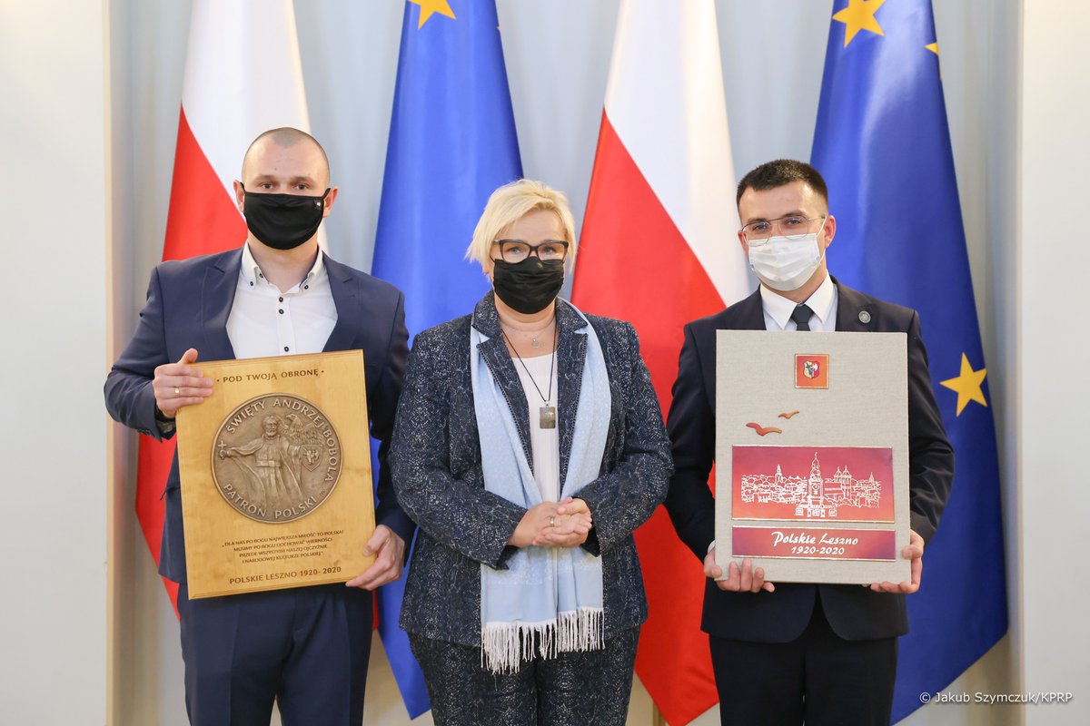 GIBandych's tweet photo. Miłe spotkanie w Pałacu Prezydenckim. Mieszkańcy Leszna przyjechali do Warszawy, aby przekazać Panu Prezydentowi Medal-Wotum. https://t.co/NV5JhJ0CVC