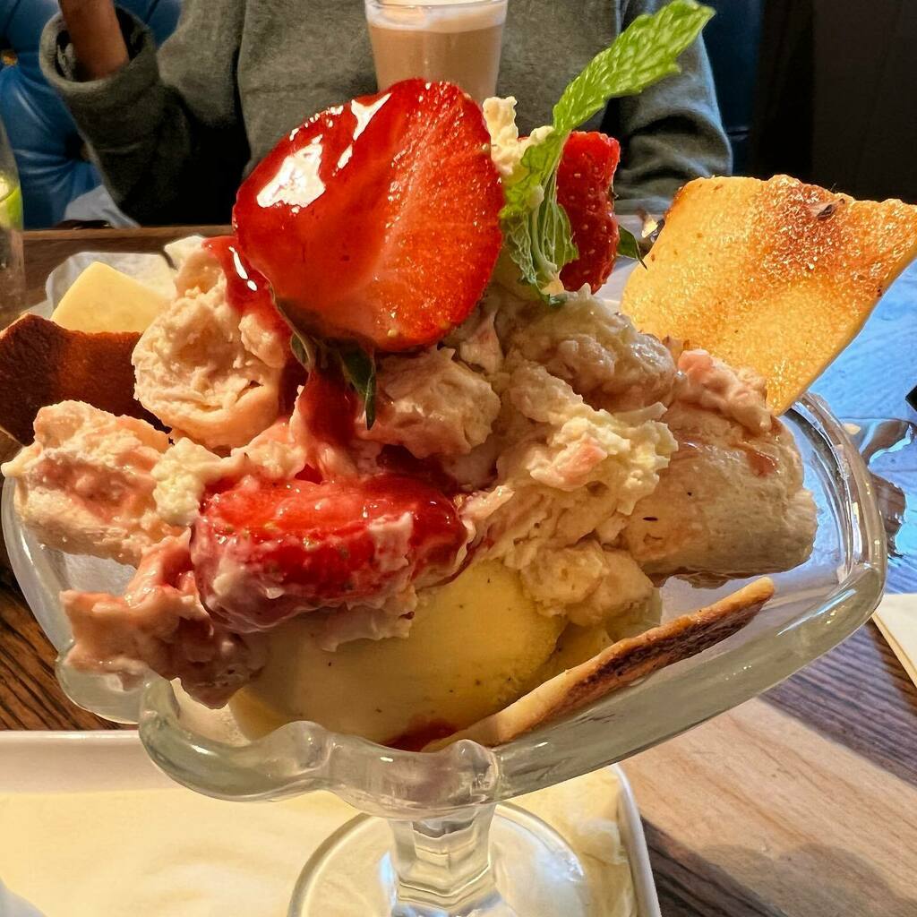Timothy_Hughes's tweet photo. Eaton mess - Lunch #lunchdrinks #horsell #horsellcommon #horsellcommon #cricketers #thecricketers #food #foodporn #foodie #lunch #eatonmess #pudding https://t.co/VEkabNjduU https://t.co/OsEE4vw8AP