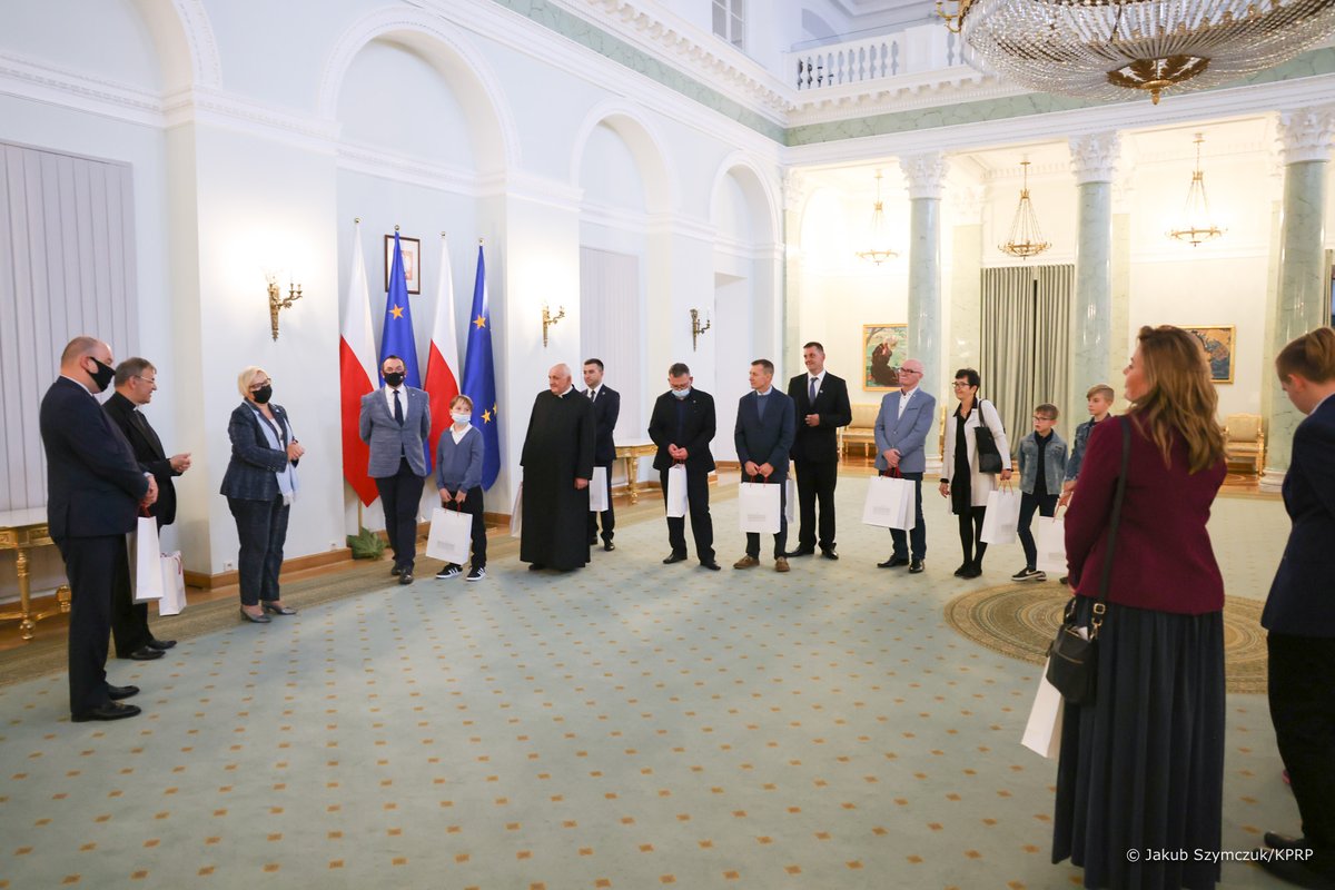 GIBandych's tweet photo. Miłe spotkanie w Pałacu Prezydenckim. Mieszkańcy Leszna przyjechali do Warszawy, aby przekazać Panu Prezydentowi Medal-Wotum. https://t.co/NV5JhJ0CVC