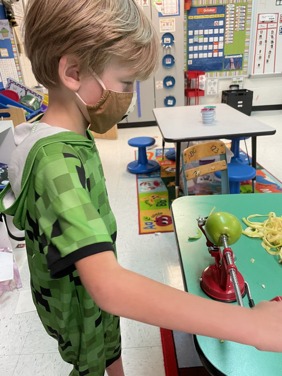 sanders_CLES's tweet photo. Getting to the core of learning in kindergarten @CLESCardinals @fcboe https://t.co/fa8npgNvd5