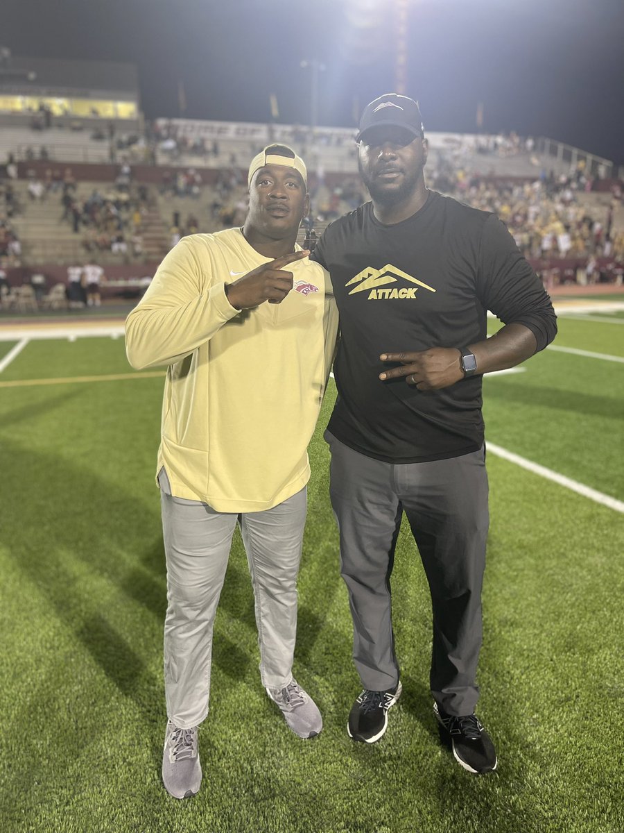 3TAcademy1's tweet photo. Didn’t get the W last night but I got to coach against one of the best DLine coaches in the Gwinnett/Atlanta area Jason Jones of Brookwood High School. #Trenches #DLineNasty https://t.co/1InR0NgIdc