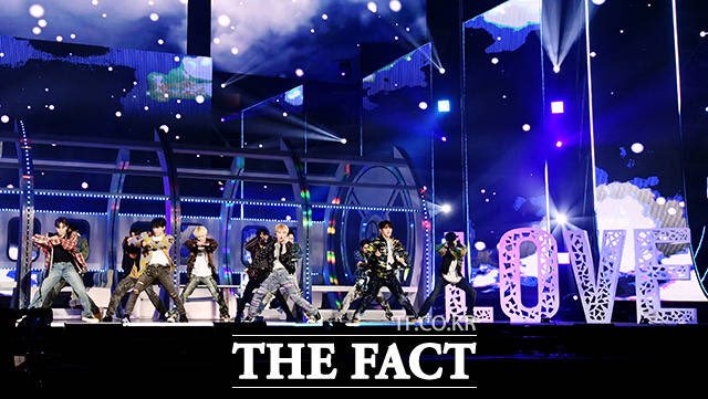 dadeuthannie's tweet photo. [📸] SEVENTEEN THE FACT MUSIC AWARDS

SVT KPOP POWERHOUSE
#세븐틴_월드베스트퍼포머_축하해
@pledis_17 #세븐틴 https://t.co/a5FmDo0xEo