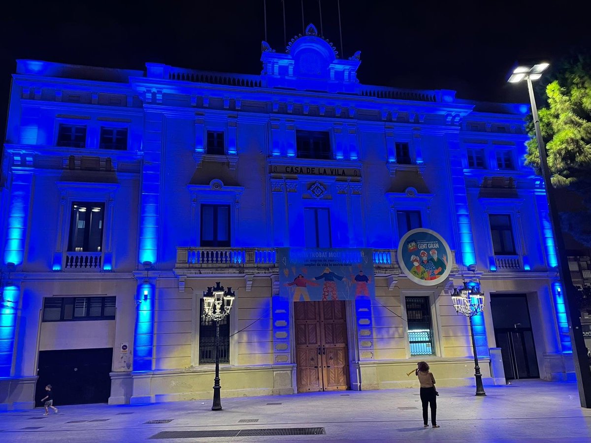 nuriamarinlh's tweet photo. Amb motiu del Dia Internacional de l’#EducacióSocial, il·luminem la façana de @LHAjuntament de color de blau com a reconeixement a la gran tasca que realitzen les educadores i els educadors socials #DiaES #25anysCEESC https://t.co/tAZPKNF4eE