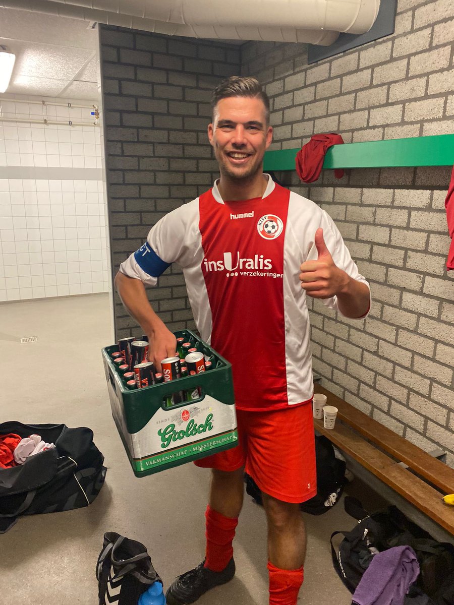 HZVV_4's tweet photo. @Snelly14 Bedankt voor het warme welkom Snelly! Ze hebben goed gesmaakt na onze overwinning #ltcHZV https://t.co/3f11dWRxL4