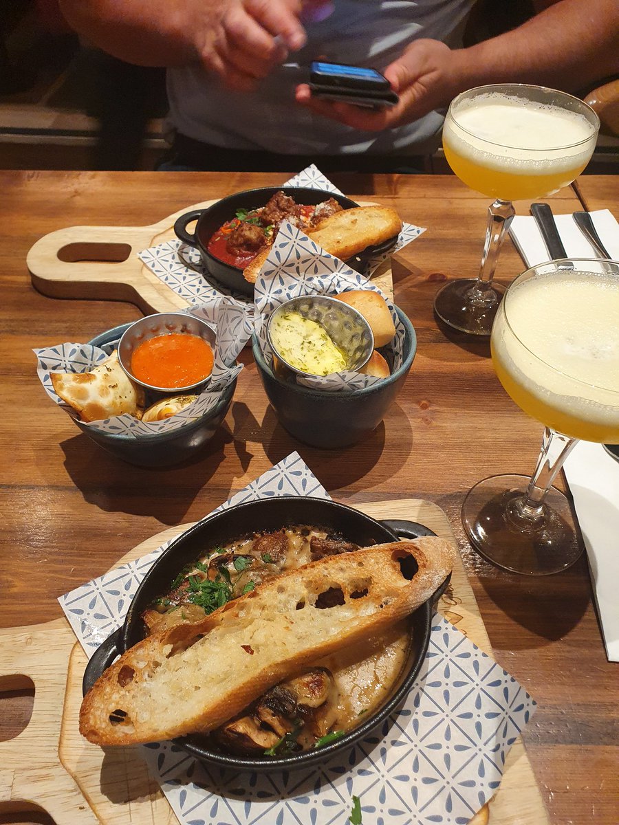 gemmabooth04's tweet photo. @BellaItalia_UK after a pretty hard week a surprise date day with my man and gorgeous food at Metrocentre branch was just what I needed. Great food, staff very busy but still smiling, thank you for being there #Bella #Italian 🍕🍹 https://t.co/D30sTMahQ1